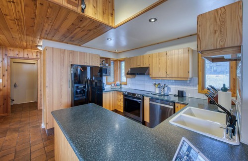 East Kootenay House | Cliff Cabin | Hot Tub | Spectacular Views
