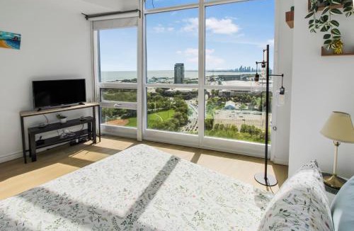 Fort York Apartment | CN Tower Lux Suites - GYM - Pool - Hot Tub - Yoga - Steps to Toronto Stadium & MAJOR INTERNATIONAL SPORTING EVENT Fan Fest