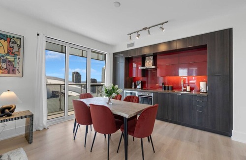 Toronto Entertainment District Hotel | CN Tower View Stays - Parking/Pool/Downtown