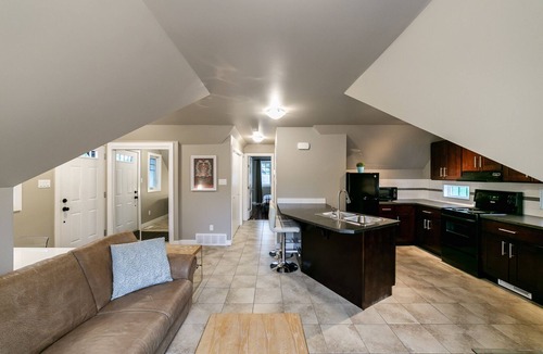 Edmonton House | COACH HOUSE - RAVINE - PRIVATE & QUIET - TRAILS & PARKS - RUNNERS & SKIERS