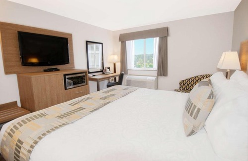 McMillan Hotel | Coast Abbotsford Hotel & Suites