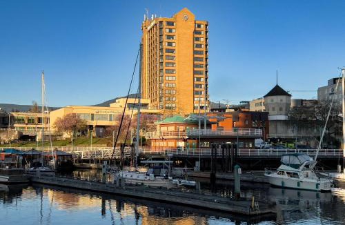 Regional District of Nanaimo Hotel | Coast Bastion Hotel