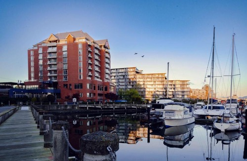Inner Harbour Hotel | Coast Victoria Hotel & Marina by APA
