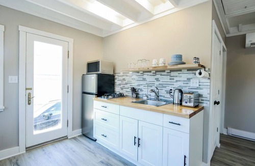 Boutiliers Point Cottage | Coastal Bunkie Retreat | Near Halifax | Sauna Access | Private Beach