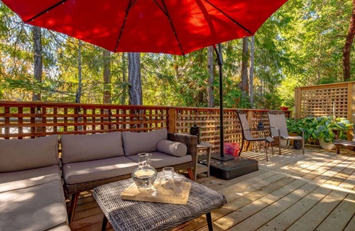 Regional District of Nanaimo Cabin | Coastal Cottage Retreat | Walk to Beach + Pool & Hot Tub