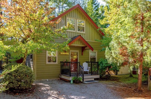 Regional District of Nanaimo Cabin | Coastal Cottage Retreat | Walk to Beach + Pool & Hot Tub