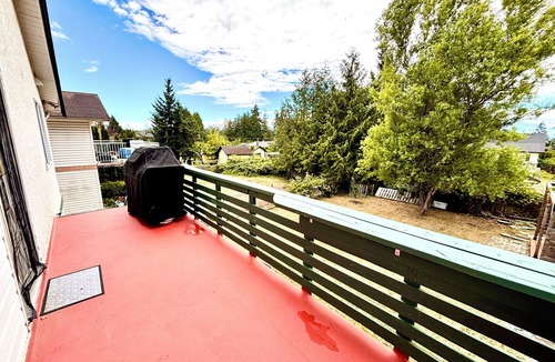 Powell River House | Coastal Wellness Retreat | Spacious 4-Bed Home Near Ocean, Shops & Trails