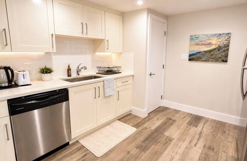 White Rock Bed & Breakfast | Coco Tan Art B&B (2 beds room+ private bathroom)