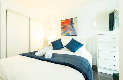 Bathurst Quay Hotel | Comfort Suites - 10 minutes to Rogers Centre