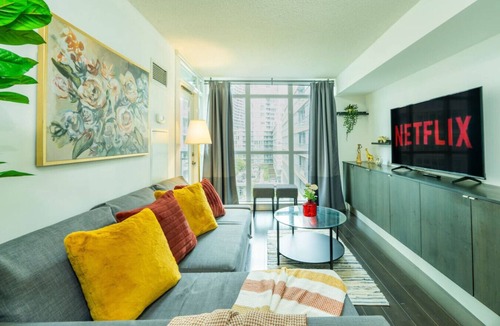 Bathurst Quay Hotel | Comfort Suites - 10 minutes to Rogers Centre