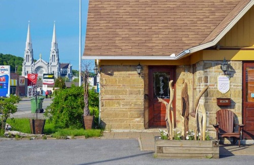 Ste Anne de Beaupre Apartment | Comfortable loft by the river at Lofts Fleuve et Montagnes - 16