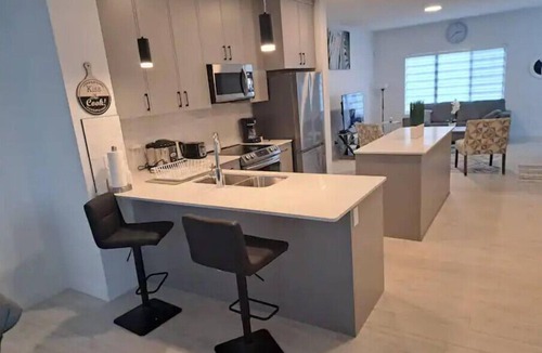 Northeast Edmonton House | Comfortable 2 Queen BRMs 1.5 BTH & Garage Parking