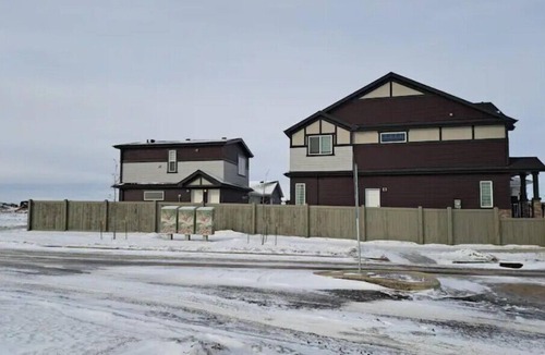 Northeast Edmonton House | Comfortable 2 Queen BRMs 1.5 BTH & Garage Parking