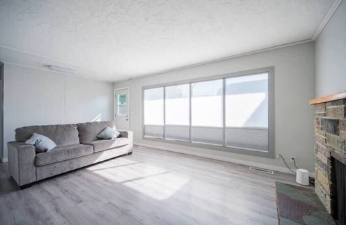 Winfield House | Comfortable 4 BD House with free parking-Unit A