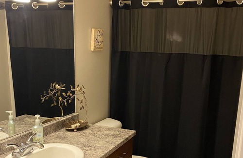 Kamloops House | Comfortable & Cozy / 3 bedroom with Hot Tub