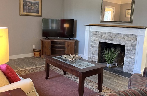 Saanich West House | Comfortable family home close to hospital