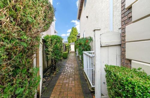 Kerrisdale House | Comfortable Family Home,South Granville