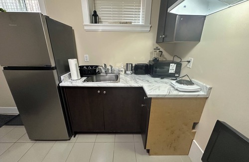 Sunset House | Comfy and Quiet 1BR Suite