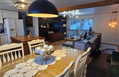 Potton Ski Chalet | Comfy creekside chalet+5 skiResorts+HiSpeedNet&Workspace+Fireplace&Hometheater