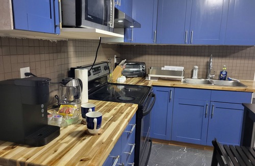 Mission House | COMFY STAY: Comfy 2-bedroom private suite close to amenities in Mission