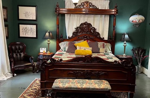 Bainbridge Bed & Breakfast | Commodore Bed & Breakfast/Library Room