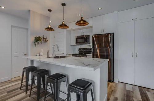 Magog Apartment | Condo-piscine à 200M du Memphré