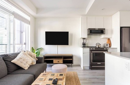 Port Coquitlam Condo | Condo with AC/Parking and elevator in Port Coquitlam