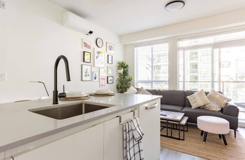 Port Coquitlam Condo | Condo with AC/Parking and elevator in Port Coquitlam