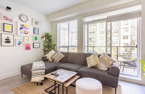 Port Coquitlam Condo | Condo with AC/Parking and elevator in Port Coquitlam