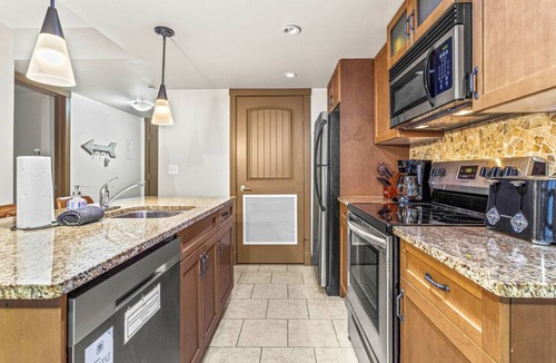 Copperstone Resort Condo | Contemporary 2BR w/hot tub and Mountain Views