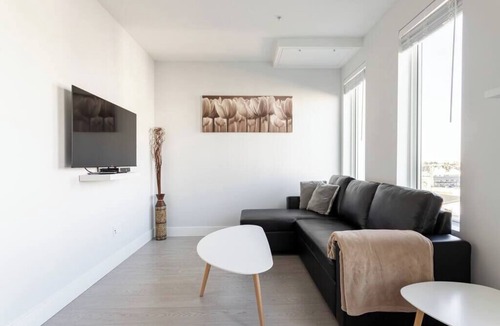 Langley Apartment | Contemporary Penthouse Gem ~ Downtown ~ Gym ~ Pkg!
