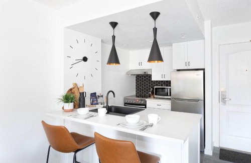 Upper Village Apartment | Contemporary & Spacious Slopeside 1BR Getaway