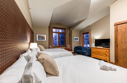 Golden Cabin | Copper Horse Lodge