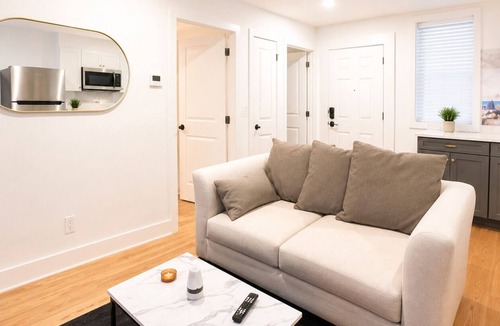 Corn Hill House | Cornhill Apt w FreeParking Kitchen W+D