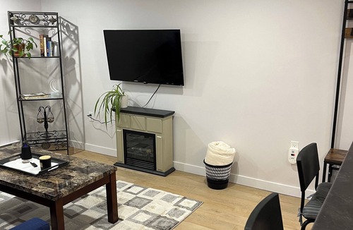 North End Apartment | Cosy modern suite , well established quiet neighbourhood, minutes 2 Downtown