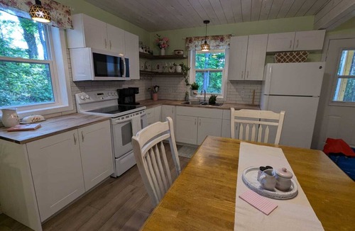 Addington Highlands Cottage | Cosy on-farm Cottage near Hardwood Lake. Fire pit, hiking trails, Beach nearby