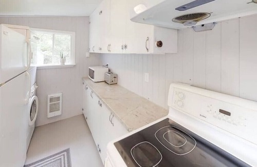 Newport Landing Cottage | Cottage at Evangeline Beach & near Local Wineries