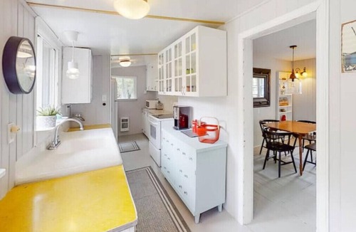Newport Landing Cottage | Cottage at Evangeline Beach & near Local Wineries