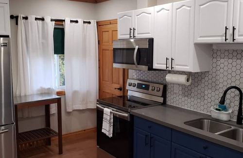 Waubaushene Apartment | Cottage Hot Tub, Sauna & Beach near Georgian Bay
