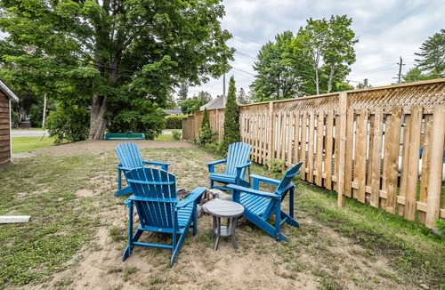 Bala Cottage | Cottage in Bala | Beach, Hike, Concerts + Pet Friendly & AC