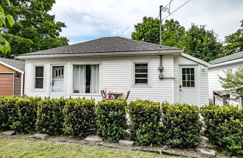 Bala Cottage | Cottage in Bala | Beach, Hike, Concerts + Pet Friendly & AC