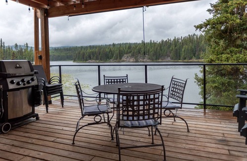 Idabel Lake Cottage | Cottage - Lakeside w/private Hottub near Big White