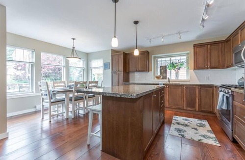 Lindell Beach Cottage | Cottage oasis w/resort amenities & close to the lake!