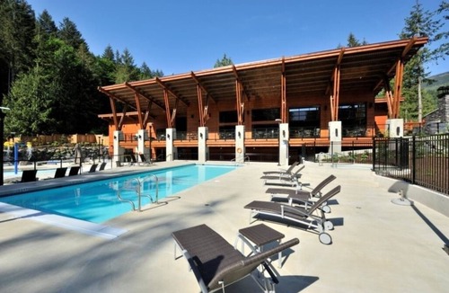 Lindell Beach Cottage | Cottage oasis w/resort amenities & close to the lake!