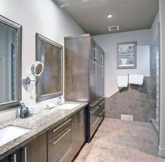 Drumheller House | Coulee Estate - Hot Tub, Pool Table, Sleeps 10