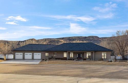 Drumheller House | Coulee Estate - Hot Tub, Pool Table, Sleeps 10