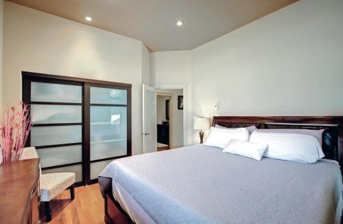 Drumheller House | Coulee Estate - Hot Tub, Pool Table, Sleeps 10