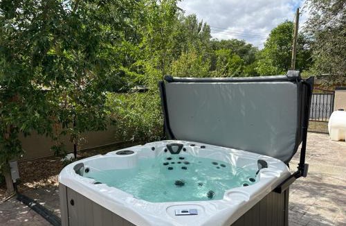 Drumheller House | Coulee Estate - Hot Tub, Pool Table, Sleeps 10
