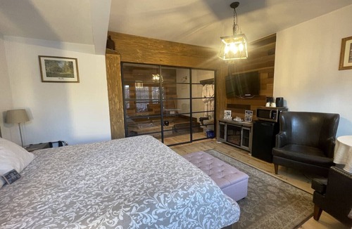 Wolfville Bed & Breakfast | Country Suite - Private HotTub, KingBd, Downtown
