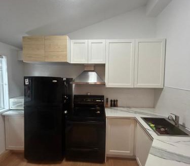Knowlton Apartment | Couples pleasant Village getaway Queen Bed